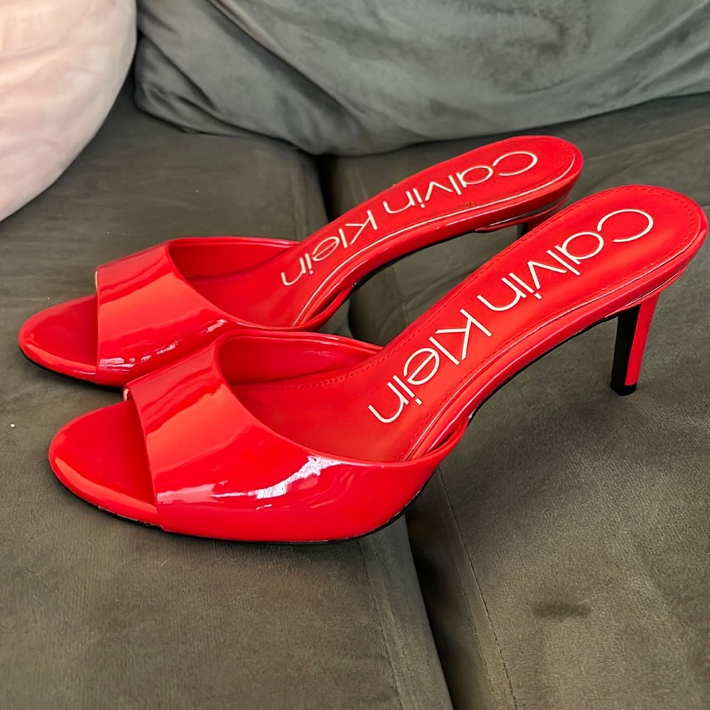 Calvin Klein kitten heels RED 3”